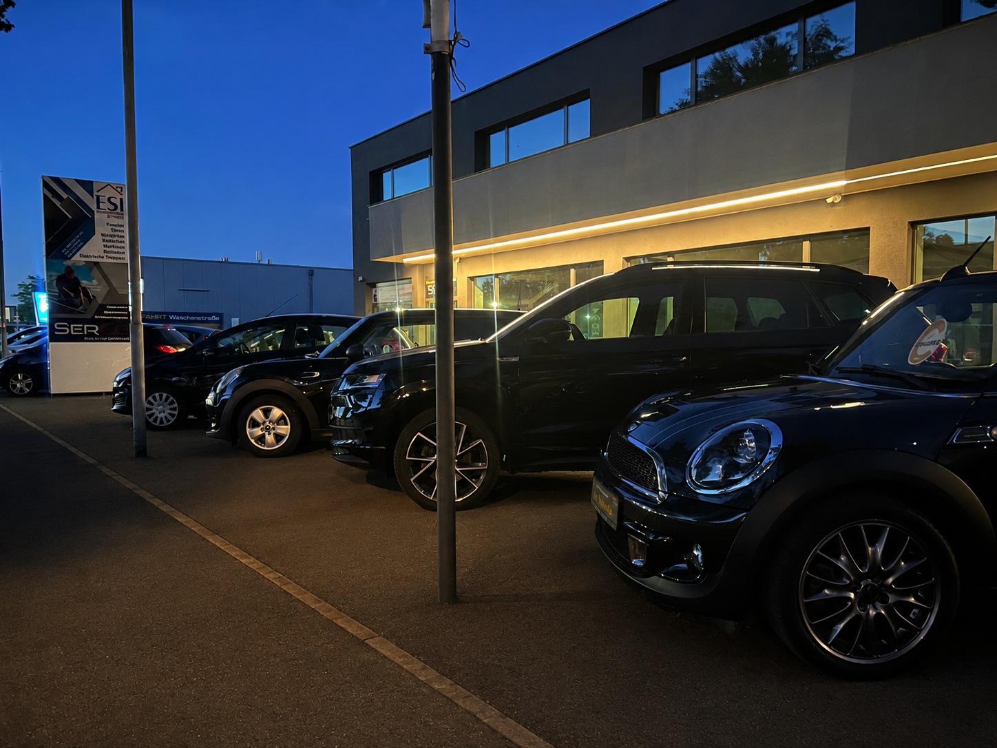 Fahrzeuge vor dem Autohaus Carthage in Gütersloh bei Abendlicht